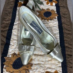 Stuart Weitzman VINTAGE Metallic Gold Bow Accent Kitten Heels